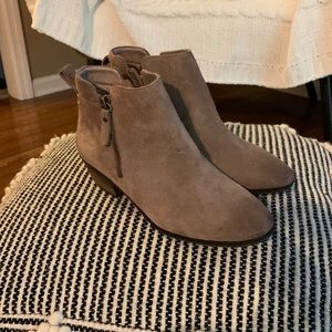 Vince Camuto size 8 taupe/gray booties